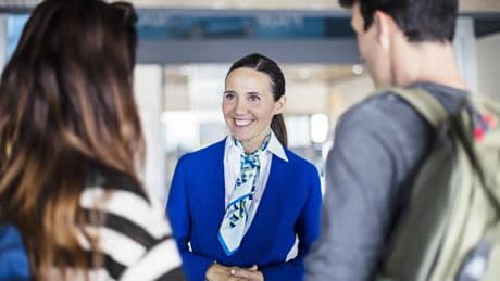 Las cinco cosas que nunca deberías hacerle a una azafata en un avión si no quieres causar mala impresión