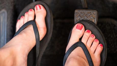 Darf man mit Flip-Flops Auto fahren? Das sollten Sie wissen