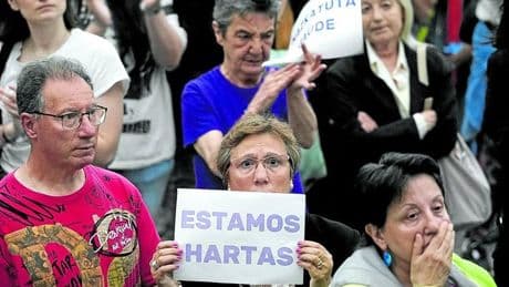 El asesino de su hija de 13 años esperó con un cuchillo para tratar de matar también a la madre