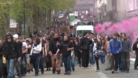 "Plus de sons, moins de répression": plus de 20.000 personnes défilent en France pour défendre les free-parties