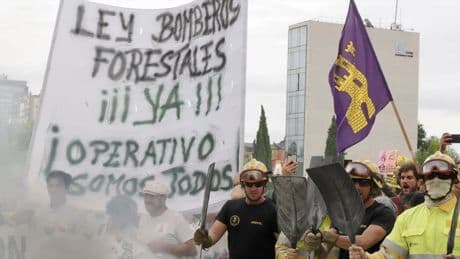 Los trabajadores de incendios forestales de Castilla y León saldrán a la calle para protestar por la gestión de los fuegos
