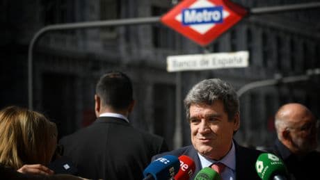El Banco de España cree que la guerra arancelaria tendrá un impacto limitado en la economía española, pero advierte del aumento de la incertidumbre