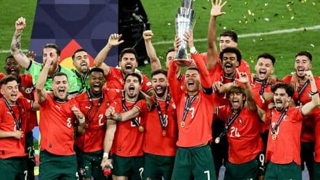 Internationale bewondering voor Cristiano Ronaldo (40): ’De volgende titel voor wereldster die niet durfde te kijken’