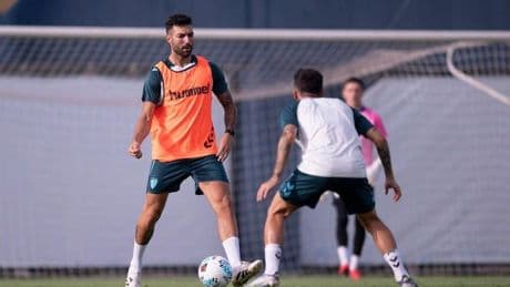 La rodilla de Álex Pastor enciende las alarmas en el Málaga CF