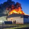 Loods Ter Apelkanaal verwoest door zeer grote brand, vuur onder controle