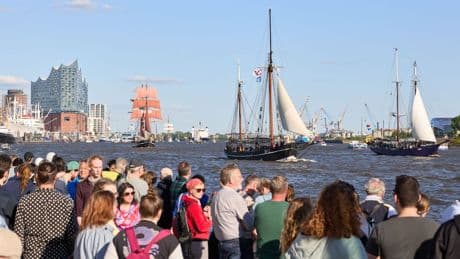 Maritimes Volksfest: Bunte Schiffsparade eröffnet Hamburger Hafengeburtstag