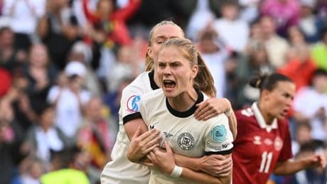 Fußball-EM der Frauen: Sjoeke Nüsken ist Deutschlands Dirigentin