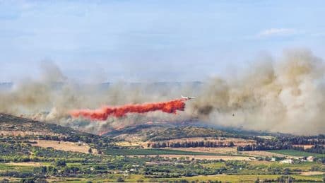 Feux de forêts: qu'est-ce que la règle des trois 30 utilisée par les pompiers en cas de risque d'incendie?