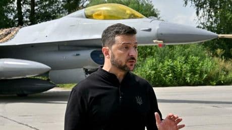 Ucraina, la strategia segreta per tenere i caccia F-16 al sicuro dagli attacchi russi: continuo movimento e località imprevedibili. La lezione per la Nato