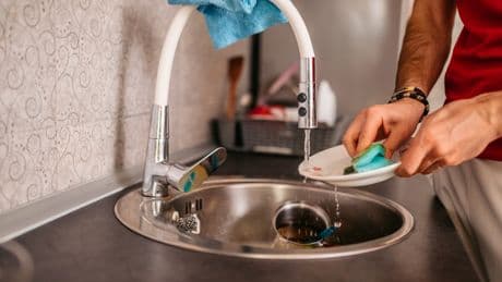 Vorsicht: Deshalb sollten Sie keinen Lappen über den Wasserhahn hängen