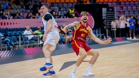 España naufraga en el debut