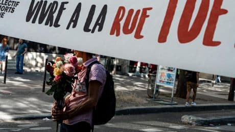 « Pourquoi notre société tolère-t-elle que tant de personnes meurent dans la rue ? »