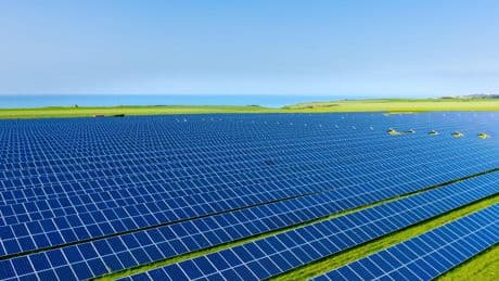 La France a-t-elle besoin d’autant de panneaux solaires et d’éoliennes?