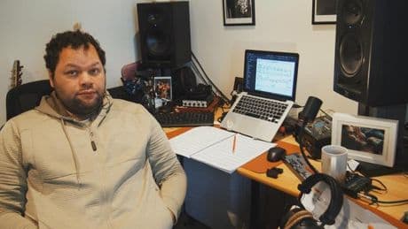 Juanma Trujillo, músico: "Los venezolanos de EEUU creyeron que Trump era un opuesto a Chávez pero el autorismo es autoritarismo, vista de rojo o de corbata"