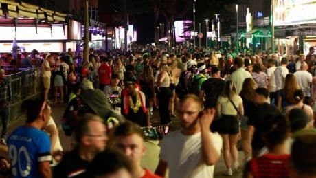Harte Strafen bei „Upskirting“: Frau auf Mallorca unter den Rock fotografiert – Tourist droht Haftstrafe