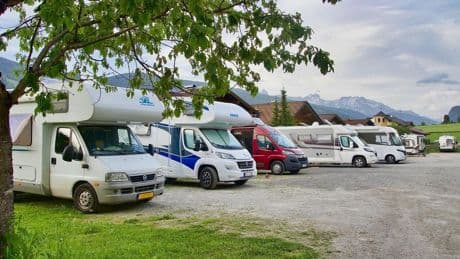 La Guardia Civil lo aclara: esta es la manera de viajar en caravana