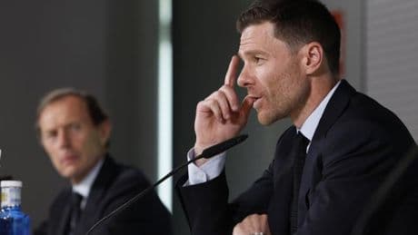 PROGRAMADA- Florentino aprieta el puño con Xabi, "el espartano de Mourinho" embutido en un traje de Emidio Tucci
