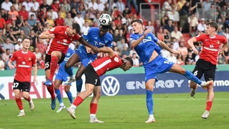 DFB-Pokal: Spiel unterbrochen: Gewitter bremst ten Hag und Leverkusen