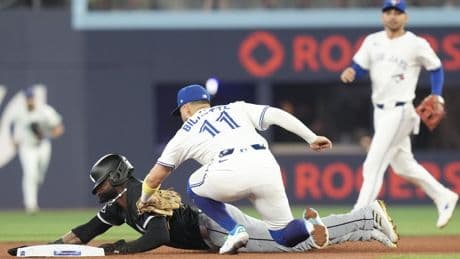 Vargas’s two-run double lifts White Sox over Jays