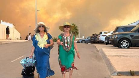 Más de 2.000 evacuados en el segundo incendio en Tarifa en una semana: el viento propaga el fuego de forma "agresiva"