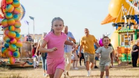 Parents find simple trick to keep kids safe on family days out with this on-sale gadget