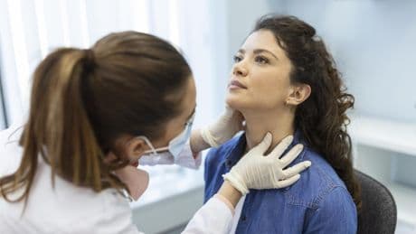 Casi la mitad de personas con hipotiroidismo y sin síntomas estaría tratada sin necesidad: las mujeres, principales afectadas