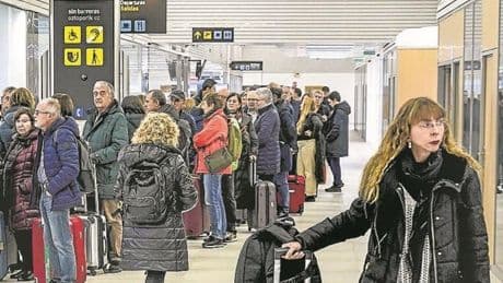 Euskadi aparca el traspaso integral de los aeropuertos y se conforma con un modelo mixto