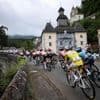 Volop strijd voor plek in vroege vlucht, peloton op weg naar mythische Tourmalet