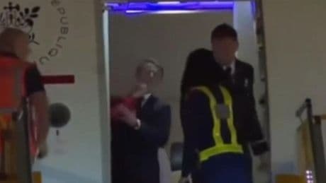 La mujer de Macron le golpea en la cara y el Elíseo primero dice que es falso y luego le resta importancia