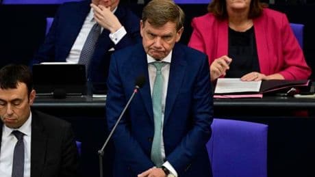 „Nutzen Sie diese Fragestunde nicht für Ihre propagandistischen Zwecke“, sagt Wadephul zum AfD-Mann