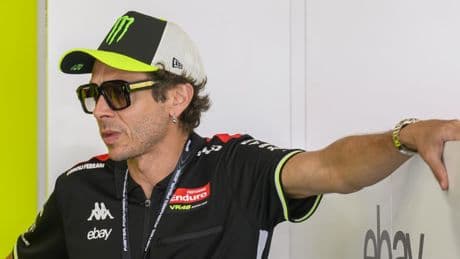 Las redes arden por la reacción de Valentino Rossi a la caída de Marc Márquez en Jerez