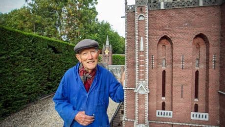Miniatuurkerken van Chris (90) dreigen verloren te gaan: ’Ik hoop echt dat levenswerk behouden kan blijven’