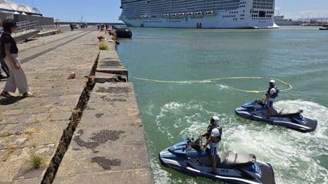 Nave da crociera rompe gli ormeggi: 2 turisti in mare (feriti marito e moglie). Paura per il forte vento a Catania, dirottati cinque voli