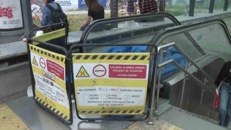 Vatandaşın çilesi CHP'li belediyeler! Ünalan Metro'da yürüyen merdiven çöktü