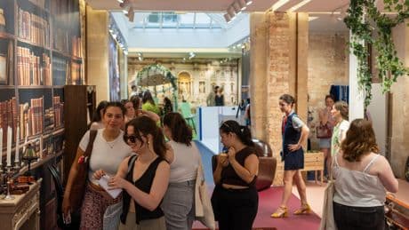«J’ai posé ma journée pour venir» : le pop-up store Morgane Moncomble, illustration du succès des livres de romance