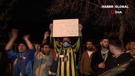 Fenerbahçe taraftarı Samandıra'yı bastı! ''Ali Koç istifa'' sesleri