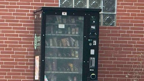 Mutter und Kind erleiden Elektro-Schock - Snack-Automat verteilt Stromschläge
