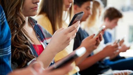 Malattie sessualmente trasmesse: cosa rischio con un bacio? Errori e fake dei più giovani