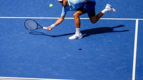 US Open: Novak Djokovic müht sich in die dritte Runde