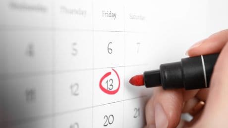 C’est vendredi 13 ! Peur du chiffre 4, fenêtres de sorcière, s’asseoir sur sa valise... Les superstitions les plus insolites dans le monde