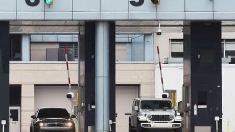 Driving into Canada over the long weekend? How to avoid border wait times