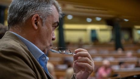 Santos Cerdán entra en el Congreso entre gritos de &quot;dimisión&quot; y dice que no recuerda hablar de mordidas