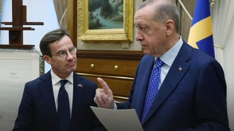 Dünya bu skandalı konuşuyor: 'Türkiye Dosyası'nı havalimanı tuvaletinde unuttular