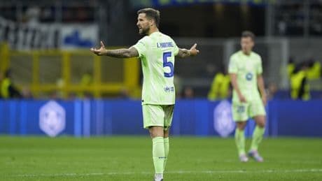 ​​​Escupitajo, tensión y dardo al Madrid: Íñigo Martínez estalla tras el penalti y calienta el Clásico