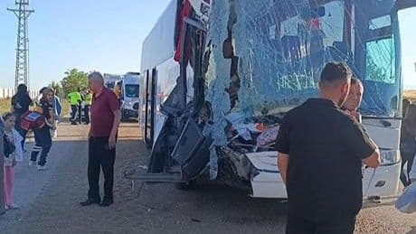 Yolcu otobüsü TIR’a çarptı: Çok sayıda yaralılar var