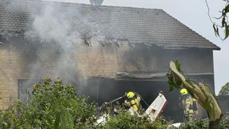 Kleinflugzeug am Niederrhein in Wohnhaus gestürzt
