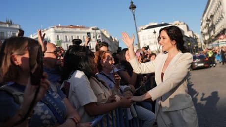 Ayuso consolida su mayoría absoluta y Más Madrid retrocede, según dos encuestas