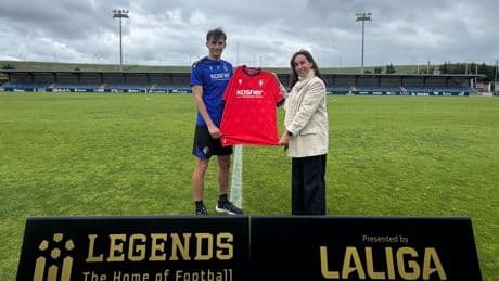 Ante Budimir dona a LEGENDS la camiseta con la que hizo historia con Osasuna