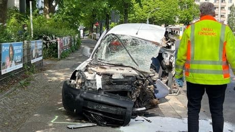 Geklautes Motorrad im Transporter - Dieb rast vor Polizei davon und stirbt bei Crash