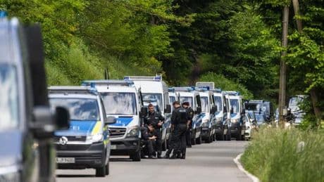 Heinrich XIII. Prinz Reuß: Polizei nimmt drei mutmaßliche Reichsbürger unter Terrorverdacht fest